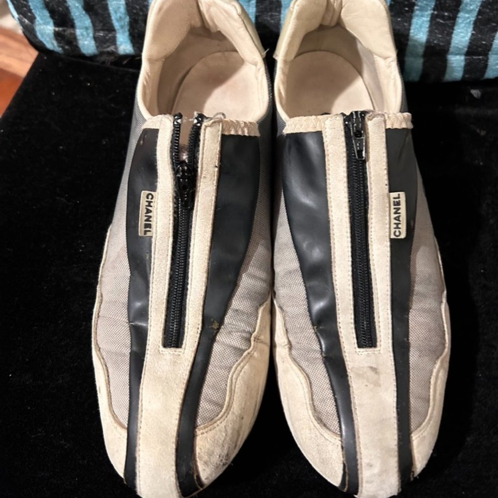 CHANEL WOMEN SIZE 35 BEIGE & BLACK TENNIS SHOES SNEAKERS